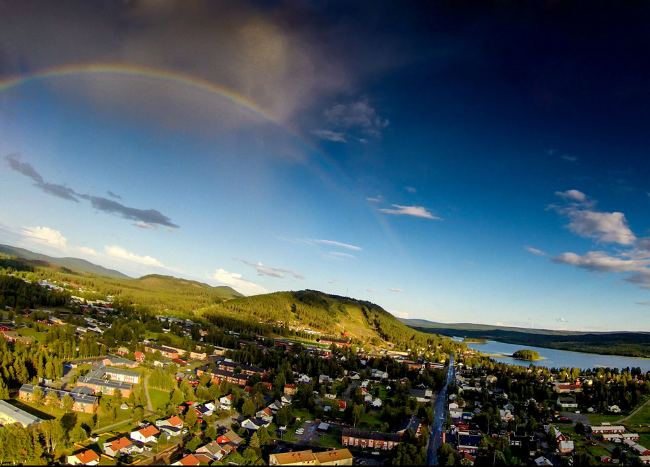 Flygfoto över Malå med Tjamstanbackarna i bakgrunden. Sommar. 