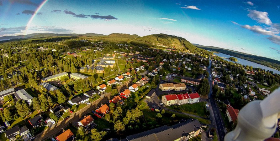 Flygbild över ett soligt och somrigt Malå.