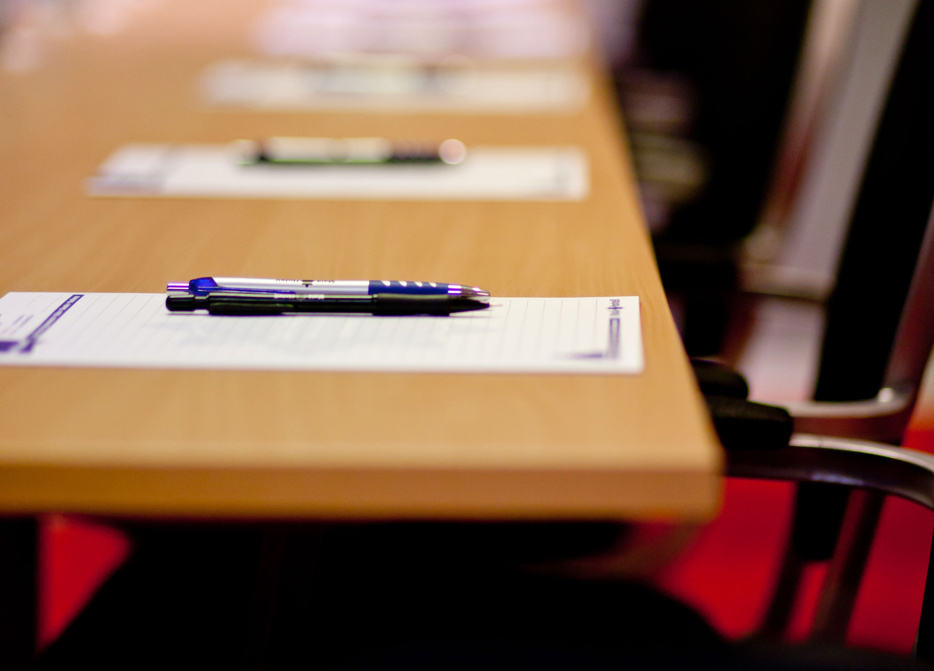 konferens, bord med papper och penna.