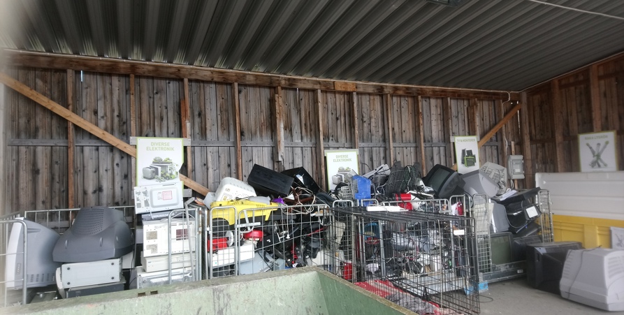 Burar med elskrot på återvinningscentralen